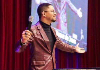 ASSISTA! Famoso cantor gospel de apenas 30 anos morre após sofrer infarto fulminante em show transmitido ao vivo