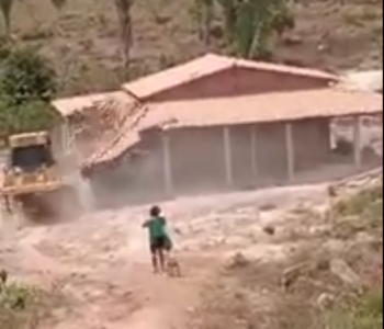 Casa é derrubada por trator em Zé Doca após ação de reintegração de posse