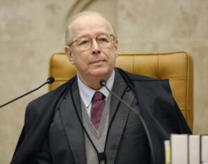 Ministro Celso de Mello arquiva pedido de apreensão de celular de Bolsonaro