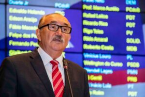 César Pires denuncia cobrança de taxas abusivas no Detran