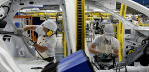 Volkswagen e Mercedes-Benz paralisam fábricas no Brasil