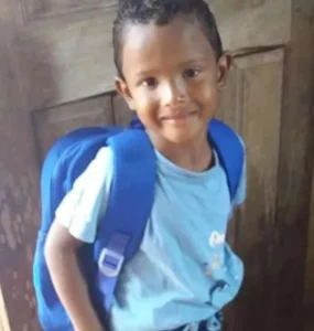 Criança morre atropelada após se esconder embaixo de veículo