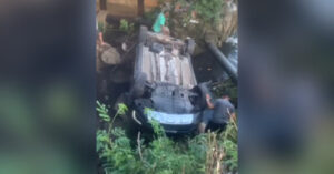 Motorista perde controle de veículo e cai em vala na Avenida dos Holandeses
