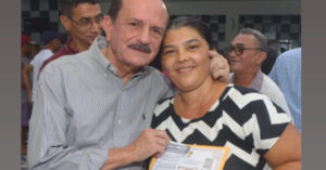 Prefeito dr. Julinho entrega títulos de propriedade para famílias de Ribamar