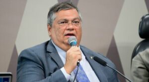 Proposta de Dino quer demitir sem vencimentos magistrados, militares e promotores envolvidos em crimes graves