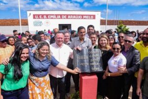 Iracema Vale prestigia entrega de obras nas festividades do aniversário de Urbano Santos