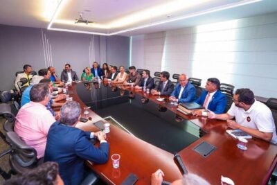 Liderados pela presidente Iracema Vale, deputados discutem com presidente da Emap soluções para problemas nos ferryboats