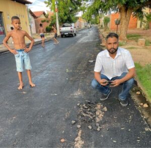 Vereador Ulysses Waquim mostra “asfalto sonrisal” da Prefeitura de Timon