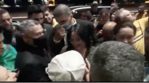 Caminhoneiros furam bloqueio da PM e invadem Esplanada dos Ministérios com apoio de Damares