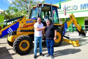 Prefeito Solimar Alves recebe retroescavadeira via emenda do senador Weverton Rocha em Matões do Norte