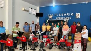 Representando o Governo do Estado Cicin realiza entrega de equipamentos para agricultura de Estreito