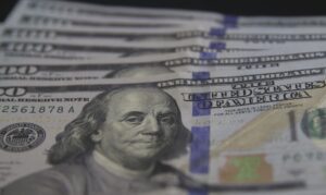 Dólar tem leve alta e sobe para R$ 5,30 após decisões do STF