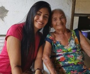 Idosa de 88 anos costura e doa duas mil máscaras em Santa Quitéria