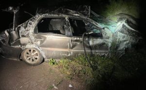 Veículo capota na BR 135 deixando dois mortos e dois feridos em Santa Rita