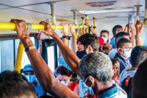 Duarte mostra ônibus lotados em São Luís e faz críticas que atingem Dino e Edivaldo