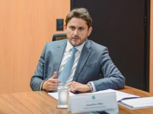 TCU absolve Juscelino Filho das acusações de uso de avião da FAB