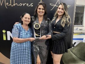 Nildinha Teles foi agraciada com o troféu de melhor vereadora de Chapadinha.