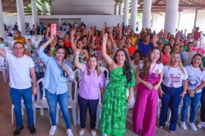 Procuradoria da Mulher da Alema apresenta cartilha sobre direitos femininos à comunidade do Maiobão