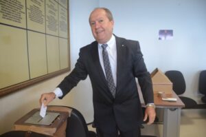 Dino despreza mais votado na lista tríplice e nomeia para comando da PGJ procurador que teve contrato com o governo