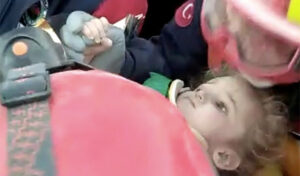 Menina de 3 anos é resgatada viva após 65 horas debaixo de escombros, após terremoto na Turquia