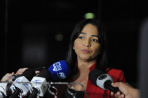 Eliziane apresenta projeto para sustar revogaço de conselhos