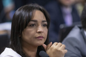Liberação de cultos presenciais em meio à alta da pandemia contou com lobby de Eliziane Gama