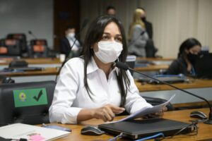 Eliziane defende reconvocação de Pazuello na CPI e critica presença do ex-ministro em ato