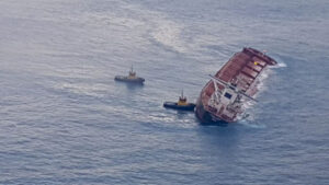 Aeronave do Ibama detecta mancha de óleo vazando do navio Stellar Banner