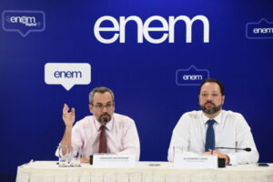 Pressionado, Ministério da Educação anuncia adiamento do Enem