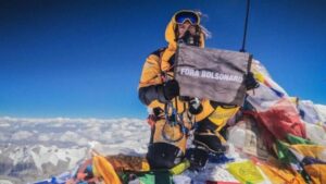 Revista Fórum: Brasileiro chega ao topo do Monte Everest e abre faixa “Fora Bolsonaro”