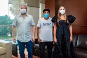 Othelino e Ana Paula recebem cantor Elias Monkbel que viralizou na internet com música “O Carpinteiro”