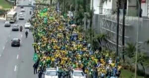É errado comparar invasões bolsonaristas com as da esquerda em seu ponto principal: o apoio das forças de segurança