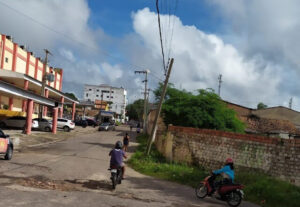 Poste ameaça cair no centro de Chapadinha; Equatorial energia ignora reclamações