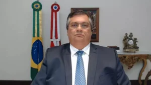 Flávio Dino: governo precisa dizer qual vacina será autorizada e aplicada até janeiro