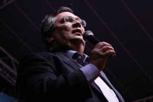 Enquanto Bolsonaro corta, Flávio Dino triplica número de bolsas de estudos