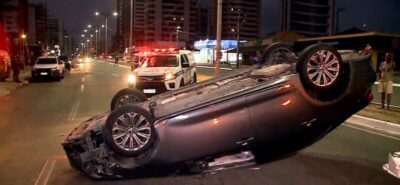 Motorista sob efeito de álcool perde controle do carro, capota e arrasta motocicleta por 60 metros em avenida de São Luís