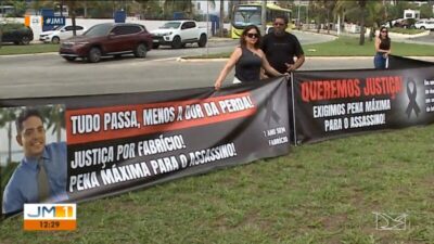 Familiares de servidor público assassinado no ano passado por PM protestam em São Luís