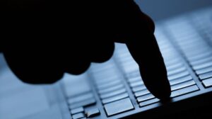 Homem é preso por armazenar material pornográfico de crianças e adolescentes em Ribamar Fiquene