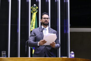 Sob relatoria de Gil Cutrim, Câmara aprova projeto que abre caminho para privatização dos Correios