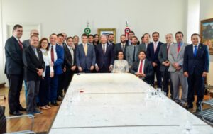 Governador em exercício, Othelino recebe deputados no Palácio dos Leões