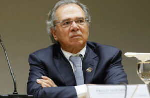 Auxílio emergencial pode voltar caso haja nova onda de Covid, diz Paulo Guedes