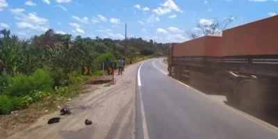 Motociclista morre ao bater em placa de sinalização e ser atingido por carreta no MA