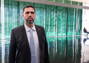 Fábio Macedo quer pena maior por injúria racial em eventos públicos