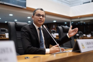 No retorno, Brandão anuncia seletivo na saúde