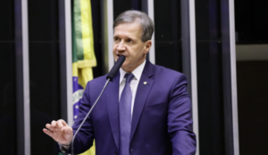 Aluisio assina requerimento de urgência para projeto antiaborto