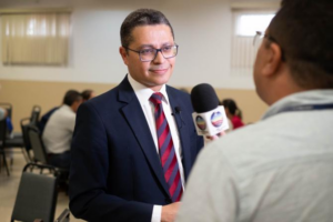 Quase um mês após atropelamento, ator Kayky Brito recebe alta