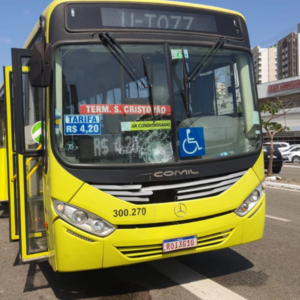Jovem morre atropelado por ônibus em frente à UNDB