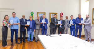 Brandão recebe homenagem do Sinpol após reajuste e reforma de delegacias