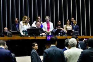 Congresso aprova R$ 15 bilhões para compensar perda de receita de estados e municípios