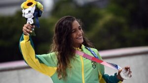 Aos 13 anos, a maranhense Rayssa Leal é medalha de prata no skate street em Tóquio
